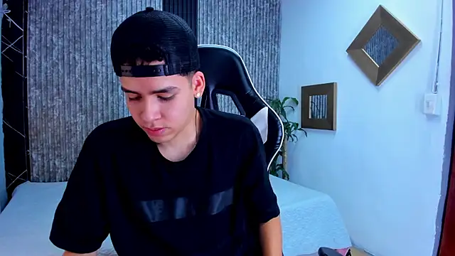 Snapshot of Mike_0233_ chatting on September 19, 2025, 3:43 am Mike 0233  online show from September 19, 2025, 3:43 am