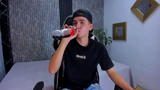 Snapshot of Mike_0233_ chatting on October 7, 2025, 4:46 am Mike 0233  online show from October 7, 2025, 4:46 am