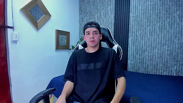 Snapshot of Mike_0233_ chatting on October 29, 2025, 4:22 am Mike 0233  online show from October 29, 2025, 4:22 am