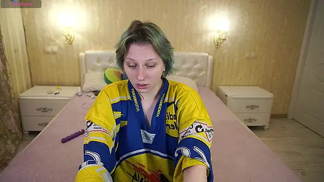 LunaaMayy online show from February 5, 2026, 11:00 pm