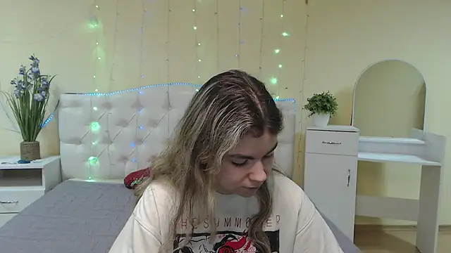 TinaRedly online show from February 4, 2025, 3:33 am