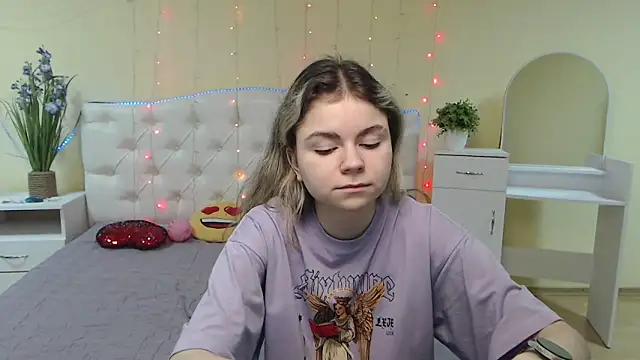 TinaRedly online show from February 5, 2025, 4:25 pm