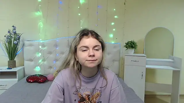 TinaRedly online show from February 5, 2025, 1:22 pm