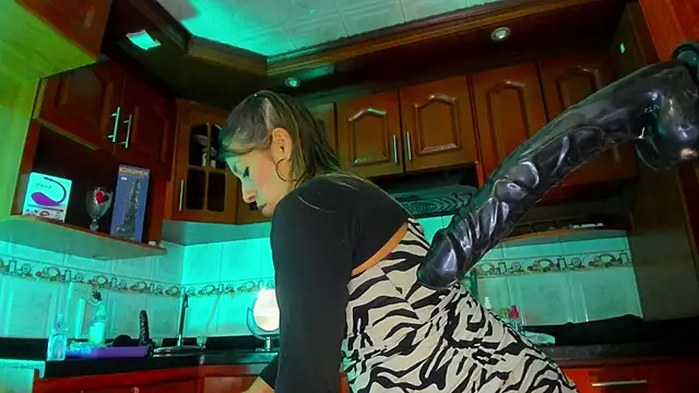 Snapshot of LaureenHills chatting on March 5, 2025, 9:16 am LaureenHills online show from March 5, 2025, 9:16 am