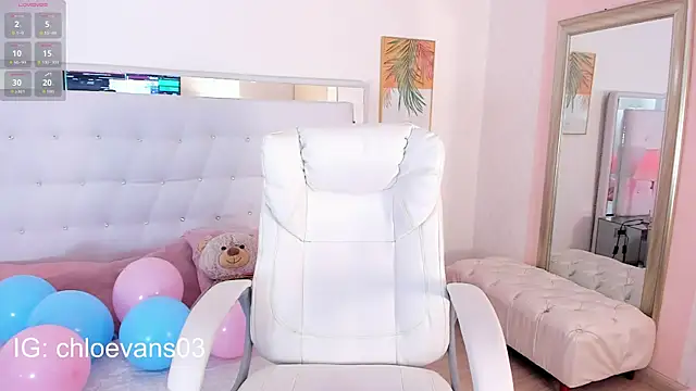 Snapshot of Chloe_evans__ chatting on September 18, 2025, 11:57 am Chloe evans   online show from September 18, 2025, 11:57 am