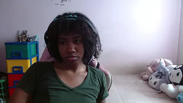 Snapshot of TiffanyRoouse chatting on October 18, 2025, 1:35 pm TiffanyRoouse online show from October 18, 2025, 1:35 pm