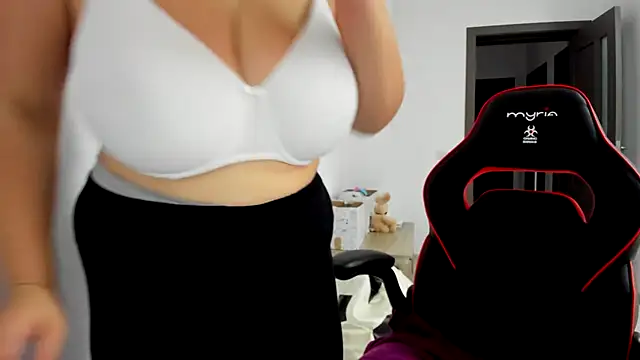 Snapshot of amiraisa11 chatting on October 17, 2025, 5:22 am amiraisa11 online show from October 17, 2025, 5:22 am