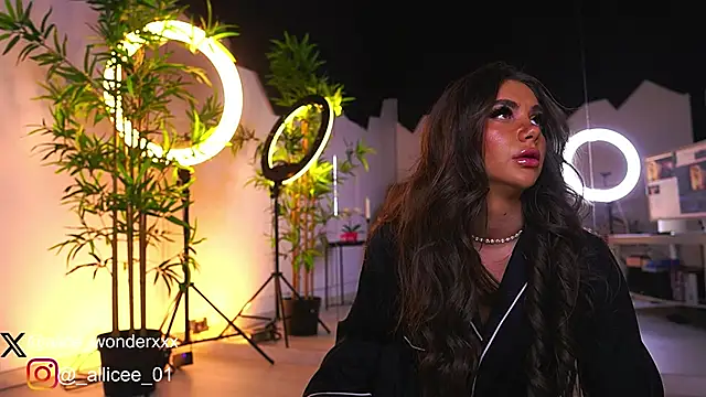 Snapshot of VanessaSimon chatting on March 4, 2025, 6:47 am VanessaSimon online show from March 4, 2025, 6:47 am