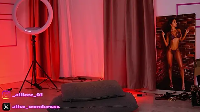 Snapshot of VanessaSimon chatting on February 3, 2026, 6:51 am VanessaSimon online show from February 3, 2026, 6:51 am