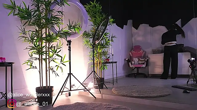 Snapshot of VanessaSimon chatting on February 17, 2025, 6:42 am VanessaSimon online show from February 17, 2025, 6:42 am