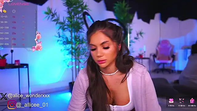 Snapshot of VanessaSimon chatting on March 8, 2025, 7:05 am VanessaSimon online show from March 8, 2025, 7:05 am