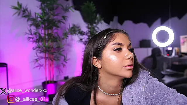 Snapshot of VanessaSimon chatting on March 19, 2025, 6:03 am VanessaSimon online show from March 19, 2025, 6:03 am