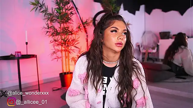 Snapshot of VanessaSimon chatting on March 11, 2025, 6:30 am VanessaSimon online show from March 11, 2025, 6:30 am