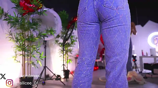 Snapshot of VanessaSimon chatting on February 16, 2025, 7:04 am VanessaSimon online show from February 16, 2025, 7:04 am