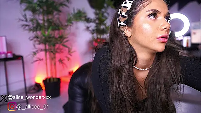 Snapshot of VanessaSimon chatting on March 17, 2025, 6:07 am VanessaSimon online show from March 17, 2025, 6:07 am