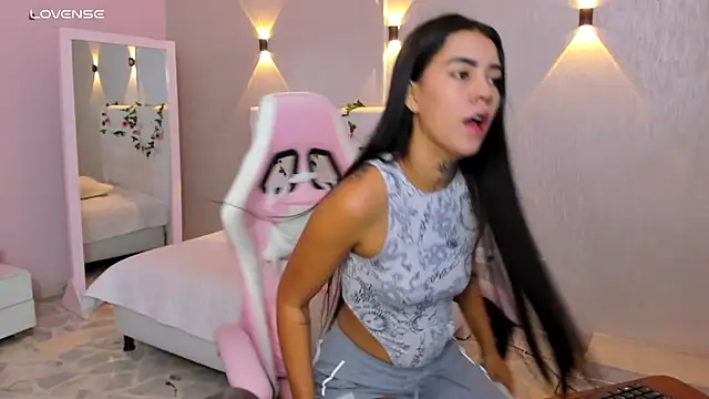 miagomezweb1 online show from February 8, 2025, 12:39 pm