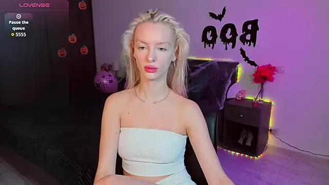 Snapshot of AleksaBlonde chatting on October 20, 2025, 5:42 am AleksaBlonde online show from October 20, 2025, 5:42 am