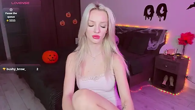 Snapshot of AleksaBlonde chatting on November 3, 2025, 5:34 am AleksaBlonde online show from November 3, 2025, 5:34 am