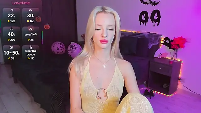 Snapshot of AleksaBlonde chatting on October 29, 2025, 5:17 am AleksaBlonde online show from October 29, 2025, 5:17 am