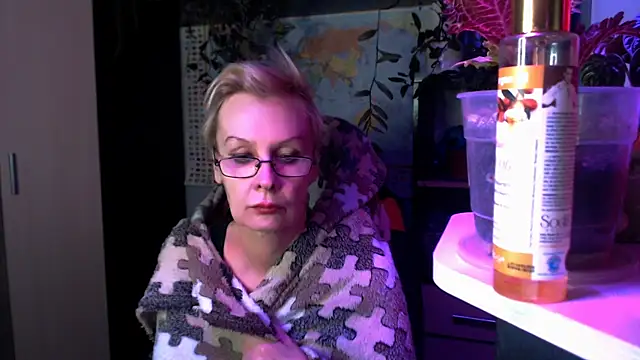 HelgaHimmell online show from April 8, 2026, 9:27 pm