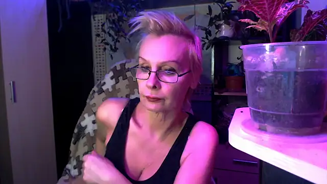 HelgaHimmell online show from April 9, 2026, 9:32 pm