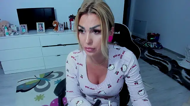 Snapshot of GlossyDiamondX chatting on September 29, 2025, 3:28 pm GlossyDiamondX online show from September 29, 2025, 3:28 pm