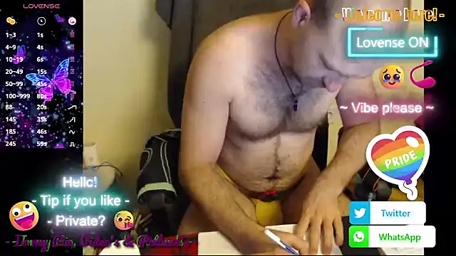 Snapshot of RealManHaveHairy chatting on September 28, 2025, 4:30 am RealManHaveHairy online show from September 28, 2025, 4:30 am