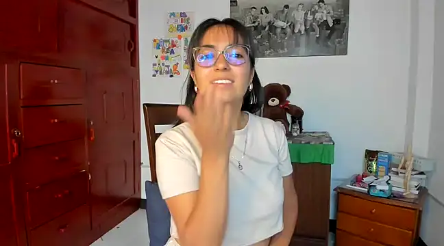 Isabellaa22 1 online show from January 16, 2025, 9:30 pm