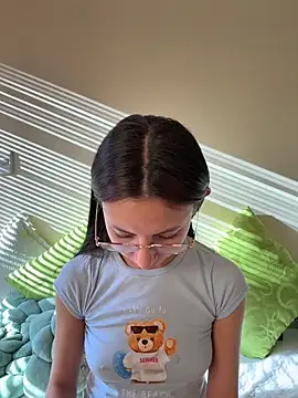 Snapshot of Bonniepark chatting on November 9, 2025, 12:20 pm Bonniepark online show from November 9, 2025, 12:20 pm