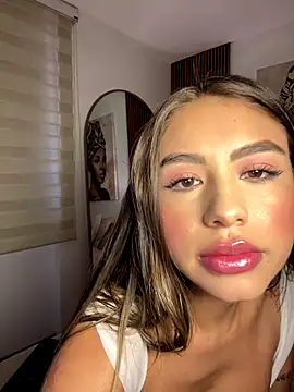 Snapshot of _laura_02 chatting on October 5, 2025, 5:58 pm laura 02 online show from October 5, 2025, 5:58 pm