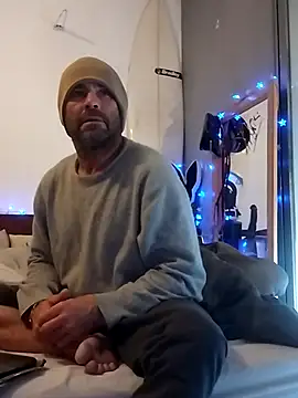 Snapshot of DJUX chatting on February 16, 2025, 7:04 am DJUX online show from February 16, 2025, 7:04 am