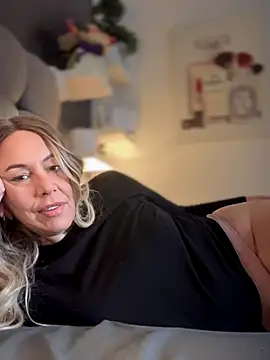 Snapshot of blondebitch2 chatting on November 11, 2025, 10:10 am blondebitch2 online show from November 11, 2025, 10:10 am