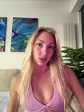 Snapshot of LuisaBecker chatting on October 20, 2025, 5:35 pm LuisaBecker online show from October 20, 2025, 5:35 pm