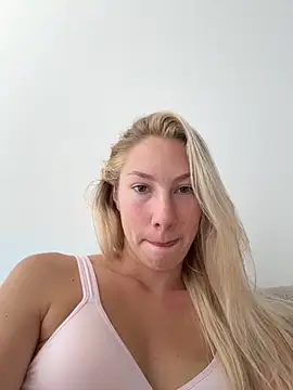 Snapshot of LuisaBecker chatting on September 21, 2025, 10:09 am LuisaBecker online show from September 21, 2025, 10:09 am