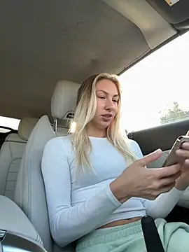 Snapshot of LuisaBecker chatting on October 18, 2025, 12:29 pm LuisaBecker online show from October 18, 2025, 12:29 pm