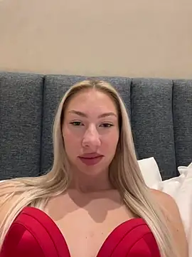 LuisaBecker online show from December 24, 2024, 8:16 pm