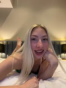 LuisaBecker online show from December 24, 2024, 1:50 pm