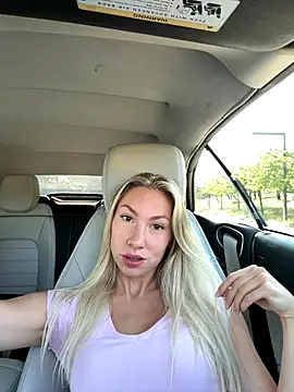 Snapshot of LuisaBecker chatting on October 15, 2025, 9:06 am LuisaBecker online show from October 15, 2025, 9:06 am