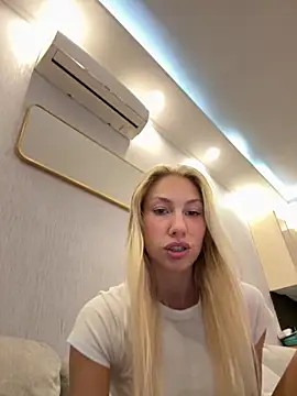 Snapshot of LuisaBecker chatting on October 2, 2025, 3:48 pm LuisaBecker online show from October 2, 2025, 3:48 pm