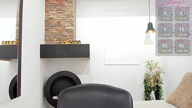 Snapshot of _LaraMom_ chatting on November 5, 2025, 5:49 pm LaraMom online show from November 5, 2025, 5:49 pm