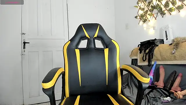 Snapshot of Chica_hot_dirty chatting on February 1, 2025, 2:05 am Chica hot dirty online show from February 1, 2025, 2:05 am