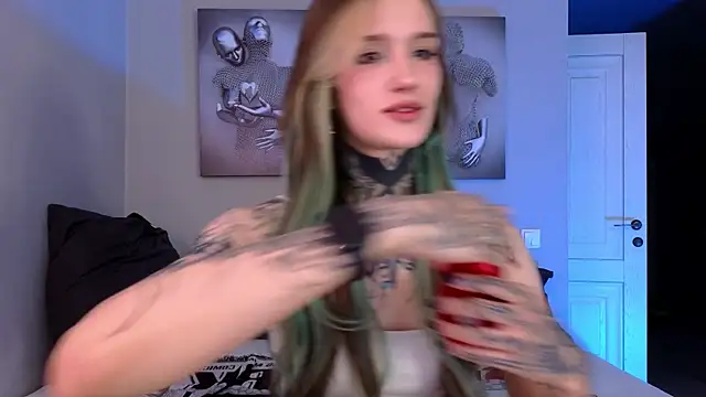 Snapshot of SophieInkk chatting on September 10, 2025, 12:09 am SophieInkk online show from September 10, 2025, 12:09 am