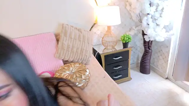 MayraVegas online show from September 17, 2025, 1:46 pm