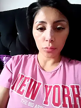 Snapshot of tiffani__love chatting on October 18, 2025, 7:27 pm tiffani  love online show from October 18, 2025, 7:27 pm