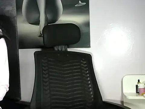 Petite lexii online show from December 1, 2025, 6:31 pm