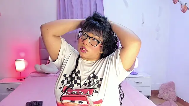 Latinabombsheell online show from November 18, 2025, 6:06 am