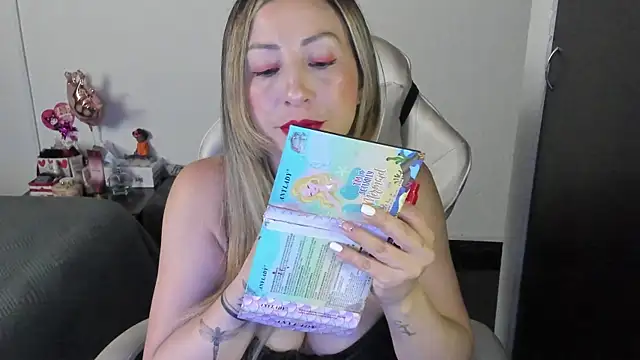 Andreina Suann online show from November 28, 2025, 11:43 am