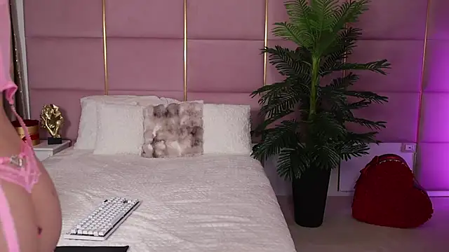 Snapshot of Elliblue chatting on October 18, 2025, 7:38 pm Elliblue online show from October 18, 2025, 7:38 pm