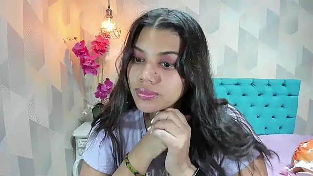 LindaBreeS online show from June 18, 2026, 2:11 pm
