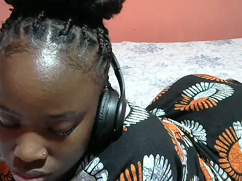 Snapshot of Qurate01 chatting on October 4, 2025, 5:25 pm Qurate01 online show from October 4, 2025, 5:25 pm